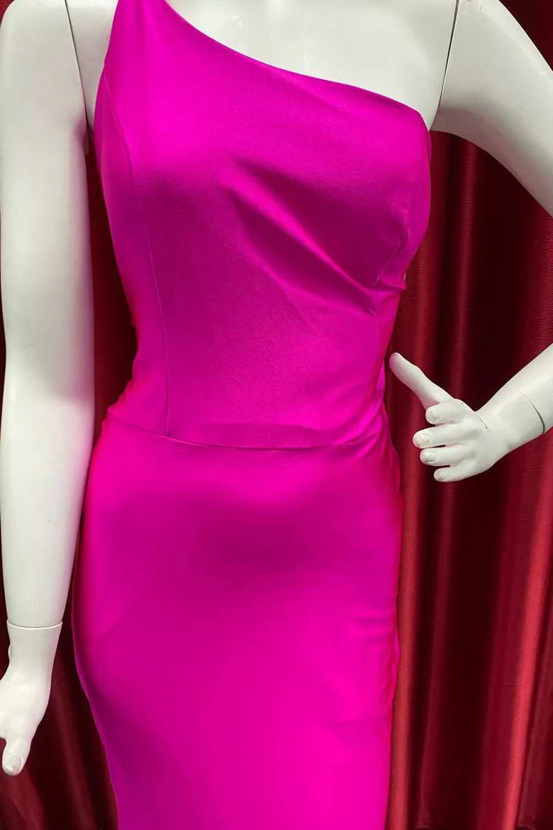 Vestido de fiesta de corte trompeta con un solo hombro y espalda torcida